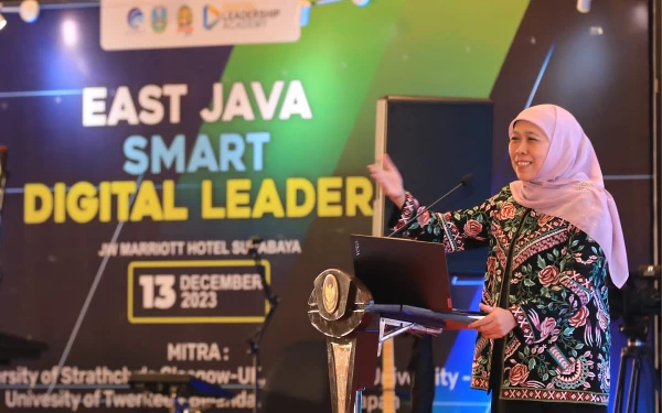 Gubernur Khofifah Sematkan Lencana Smart Digital Leader Bagi Peserta Digital Leadership Academy