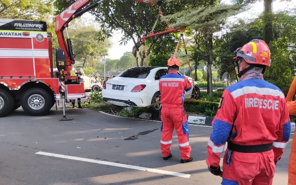 Thumbnail Berita - Mengantuk, Mercedes Benz Tabrak Hingga Naik ke Taman, Pemilik Mobil Kabur