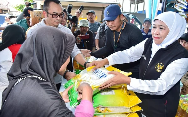 Gelar Pasar Murah di Situbondo, Gubernur Jatim Pastikan Stok Beras dan Sembako Aman