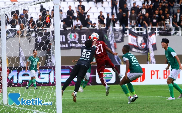 Thumbnail Bertarung Bola Atas : Pemain Sriwijaya FC berduel dengan pemain PSMS Medan. (Wahyu Rahmanto/Ketik.co.id)