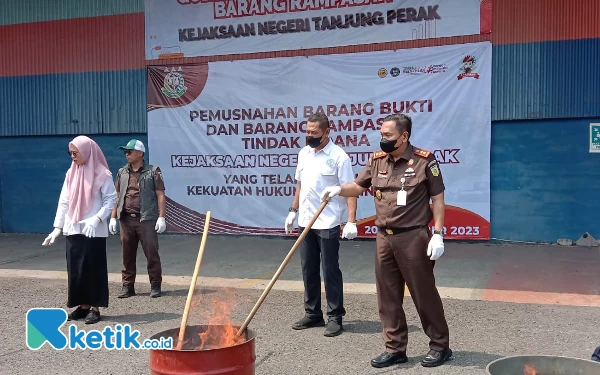 Kejari Tanjung Perak Musnahkan 21,6 Kilogram Sabu dan 2,4 Juta Butir Pil Koplo