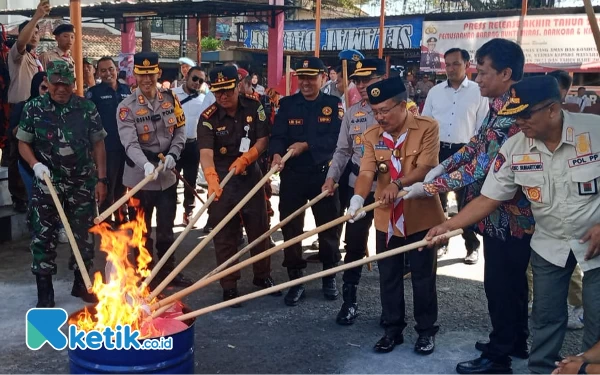 Thumbnail Polres Batu Musnahkan Setengah Kilo Sabu