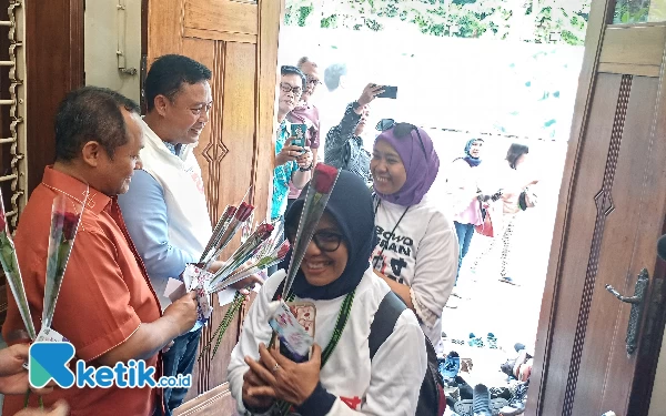 Rayakan Hari Ibu, TKD Jatim Prabowo-Gibran Berikan Mawar Merah ke Driver Ojol Perempuan