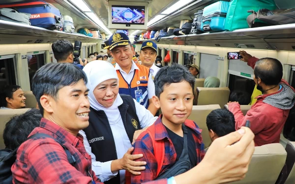 Pantau Arus Penumpang di Stasiun Gubeng, Gubernur Khofifah Pastikan Perjalanan Aman