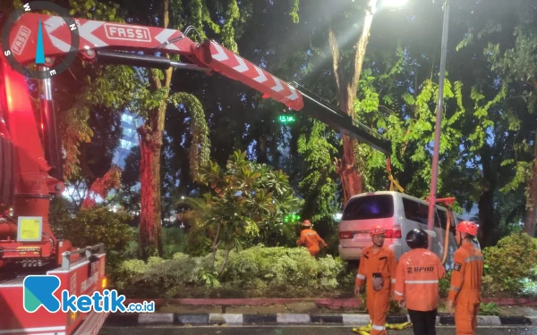 Thumbnail Berita - Minibus Tabrak Becak Motor dan Dua Sepeda Motor di Surabaya, Pengemudi Kabur