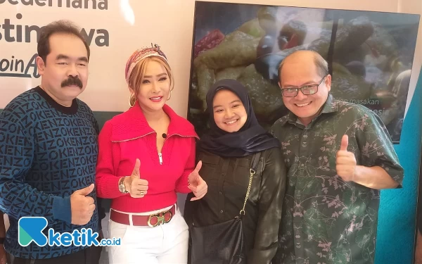 Thumbnail Inul Daratista dan sang suami mas Adam tampak begitu ramah melayani masyarakat yang ingin foto dengannya di sela-sela acara (Foto: Rifat/Ketik.co.id)