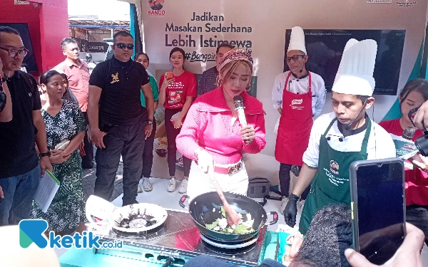 Thumbnail Setelah masak, Inul Daratista membagikan masakan dan doorprize ke emak-emak atau ibu-ibu yang setia melihatnya memasak di acara itu. (Foto: Rifat/Ketik.co.id)