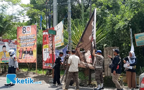 Ratusan APK Melanggar Perwali Kota Batu Ditertibkan