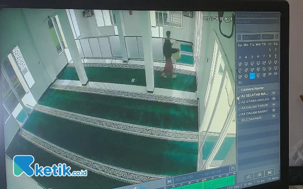 Aksi Maling Kotak Amal Masjid Zainal Arifin Jember Terekam CCTV