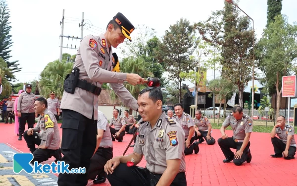 Naik Pangkat, 42 Anggota Polres Batu Jalani Tradisi Siraman