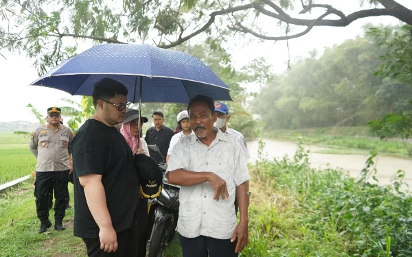 Thumbnail Berita - Hujan-Hujan, Bupati Kediri Tetap Datang ke Kunjang Cek Aduan Warga Terkait Pendangkalan Sungai