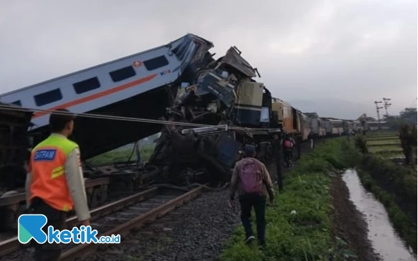 Thumbnail Kereta Api Turangga Bertabrakan dengan KA Lokal di Cicalengka Bandung