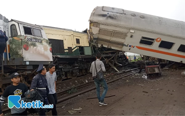 Thumbnail Tabrakan Dua KA di Cicalengka Bandung: 1 Orang Tewas, 2 Luka Berat, 287 Penumpang Selamat