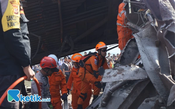 Thumbnail Berita - Tim Rescue Basarnas Bandung Evakuasi Korban Tabrakan KA Turangga