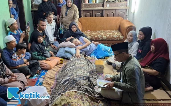 Bupati Bandung Bertakziyah ke Rumah Duka Korban Tabrakan KA Turangga - KA Bandung Raya