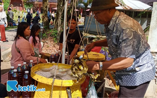 Thumbnail Berita - Mencicipi Manis Asam Tape Ketan Hitam, Jajanan Legendaris Wisata Cangar Kota Batu