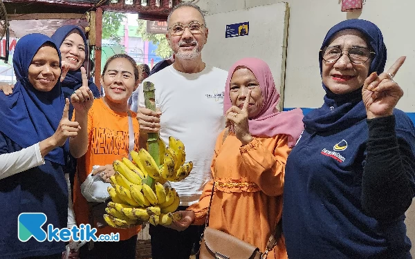 Idris Sandiya Terharu Dihadiahi Warga Satu Tandan Pisang