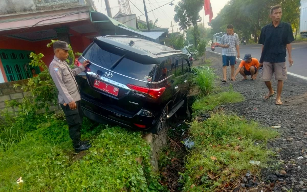 Thumbnail Berita - Oleng, Mobil Plat Merah di Kediri Terperosok ke Selokan