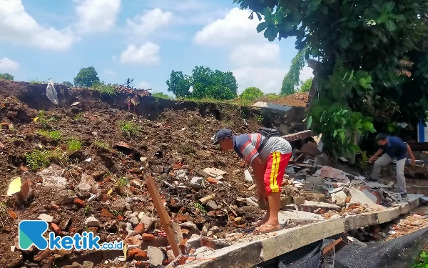 Thumbnail Longsoran Tanah Urug Pengembang Perumahan Robohkan Bangunan Dua Lembaga Pendidikan Jember