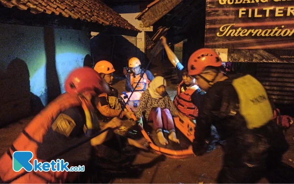 Tembok Penahan Air Sungai Jebol, Puluhan Warga Dayeuhkolot Terjebak Banjir di Rumahnya