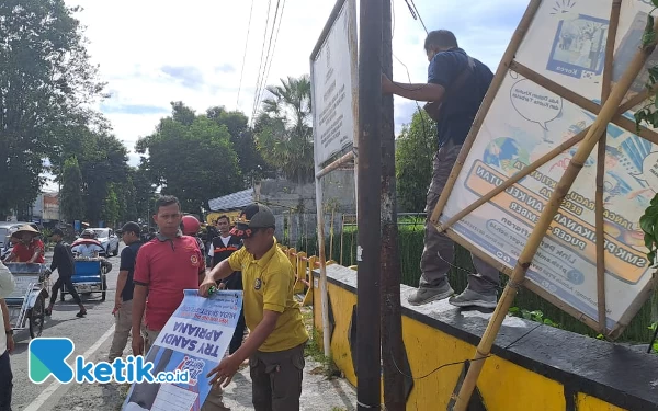 Thumbnail Berita - APK Peserta Pemilu yang Melanggar Kembali Ditertibkan di Jember