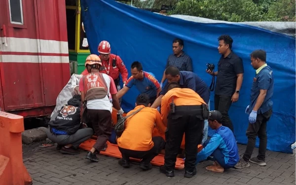 Thumbnail Berita - Pengait Lepas, Kontainer 40 Fit Timpa Pekerja hingga Tewas di Depo Teluk Bayur Surabaya