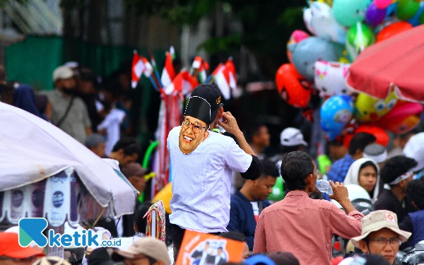 Thumbnail Dengan menggunakan topeng yang menyerupai Calon Presiden No Urut 1 Anis Rasyid Baswedan, masyarakat antusias menunggu kedatang Anis Baswedan dalam kampanye Akbar di Pelataran Benteng Kuto Besak Palembang, Kamis (25/1/2024). Dalam kampanye tersebut dihadiri juga alim ulama se Sumatera Selatan dan menyatakan sikap untuk mendukung Calon presiden No Urut 1 Anis Rasyid Baswedan menjadi Presiden. Wahyu Rahmanto/Ketik.co.id