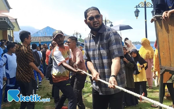 Hadiri Puncak Expo Yayasan Insan Kamil, Bupati Halsel Ikut Lomba Tarik Tambang