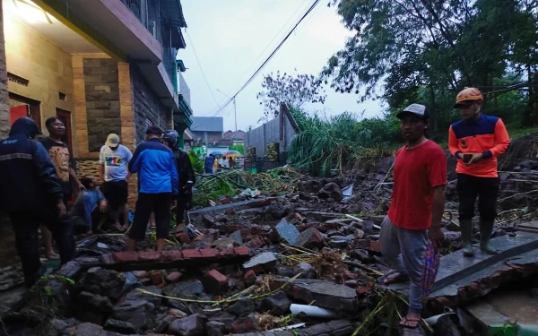 Thumbnail Berita - Tembok Hotel di Kota Batu Ambrol Akibat Banjir