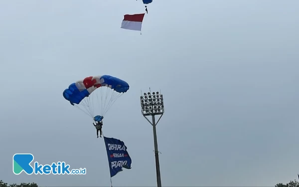 Atraksi Terjung Payung Kampanye Akbar di Malang Kibarkan Bendera Raksasa 'Demokrat Bersama Prabowo'