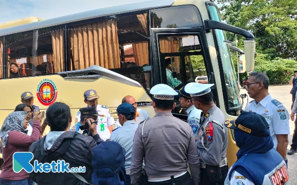 Thumbnail Tekan Angka Kecelakaan, Bus Pariwisata yang Masuk Bangkalan Diperiksa Kelayakan