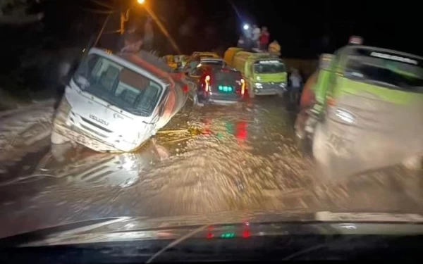 Thumbnail Berita - Parahnya Kerusakan Jalan di Ketapang, Penuh Lumpur hingga Membuat Kendaraan Ambles