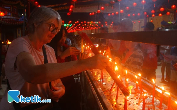 Thumbnail Warga negara asing (kaos putih) saat mengikuti ritual sembahyang di Kelnteng Dewi Kwan Im Palembang, Sabtu (10/2/2024). Masyarakat Tionghoa merayahkan tahun baru Imlek 2575 yang jatuh pada tanggal 10 Febuari 2024 bertepatan dengan tahun Naga Kayu yang dianggap sebagai tahun yang membawa peluang baik dan kemajuan. Wahyu Rahmanto/Ketik.co.id