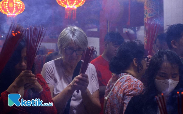 Thumbnail Warga negara asing (kaos putih) saat mengikuti ritual sembahyang di Kelnteng Dewi Kwan Im Palembang, Sabtu (10/2/2024). Masyarakat Tionghoa merayahkan tahun baru Imlek 2575 yang jatuh pada tanggal 10 Febuari 2024 bertepatan dengan tahun Naga Kayu yang dianggap sebagai tahun yang membawa peluang baik dan kemajuan. Wahyu Rahmanto/Ketik.co.id