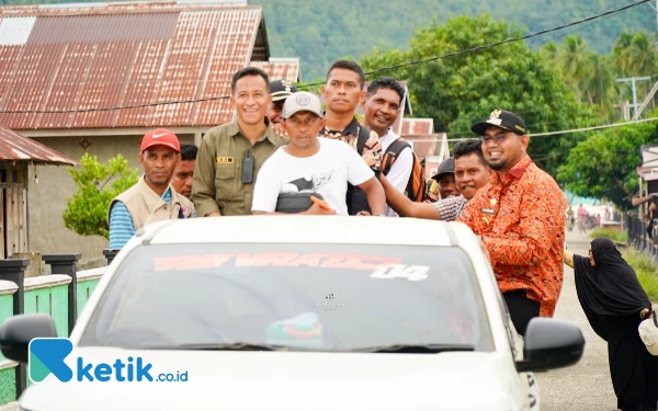 Thumbnail Blusukan Temui Warga, Bupati Halsel Bassam Berdesakan di Atas Pick Up