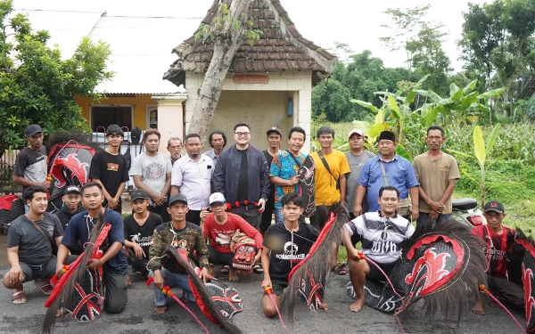 Thumbnail Berita - Gaya Bupati Kediri Mas Dhito Keliling Desa dengan Vespa, Menyaksikan Warga Latihan Jaranan