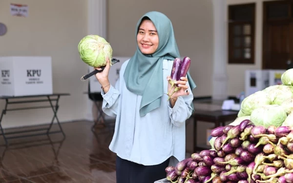 Thumbnail Berita - Kreatif! Bagi-Bagi Sayur dan Kuliner Gratis, TPS Wali Kota Madiun Maidi Diserbu Pemilih