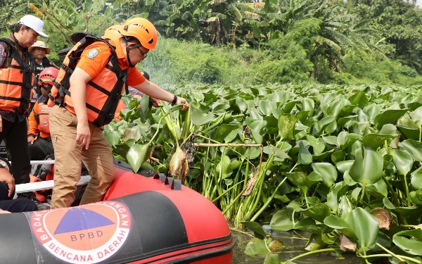 Sidoarjo Darurat Banjir, Pj Gubernur Jatim Tinjau Pembersihan Eceng Gondok