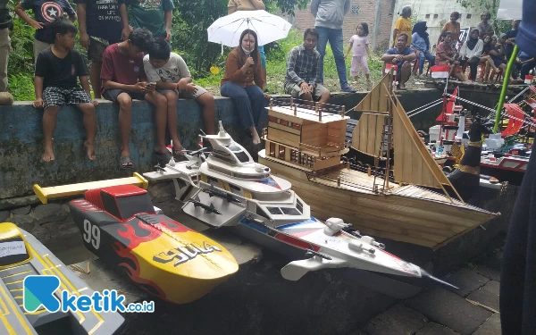 Thumbnail Berita - Kampanye Sungai Bersih, Warga Kediri Gelar Lomba Balap Perahu Mini