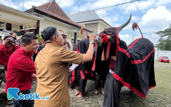 Unik! Bantengan Putra Mandala Mberot Hadir di Program Ngombe Pj Wali Kota Malang di Cemorokandang