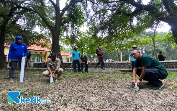 HSN 2024, PHIG dan DLH Kolaborasi Pasang Puluhan Biopori di Hutan Kota Bondowoso