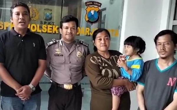 Thumbnail Berita - Berkat Video yang Dibuat Bripka Febri, Anak Hilang di Sidoarjo Kembali ke Orang Tuanya