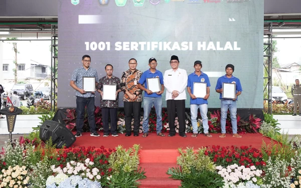 Thumbnail Berita - 1.001 Usaha di Pasar Induk Among Tani Kota Batu Dapatkan Sertifikat Halal Gratis