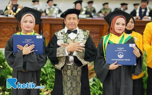 Thumbnail Berita - Wisudawati Kembar Asal Pacitan Kompak Raih IPK 3,76, Begini Kisahnya