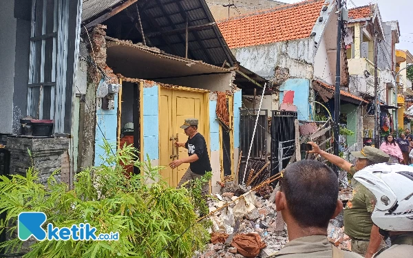 Dramatis, Penyelamatan Ibu Hamil yang Terjebak Tembok Teras Rumah Ambruk