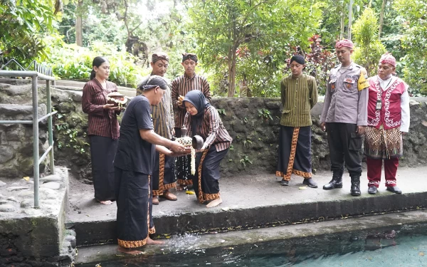 Thumbnail Berita - Sarat Filosofi, Pemkab Kediri Ambil Air dari 7 Sumber Sambut Hari Jadi ke-1220