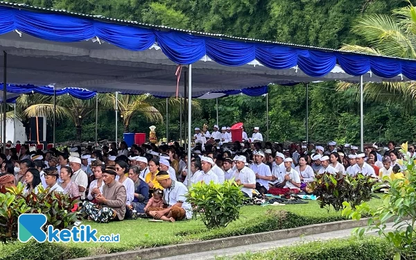 Thumbnail Bebarengan dengan Hari Pertama Ramadan, Umat Hindu Kota Malang Ngembak Geni di Candi Badut