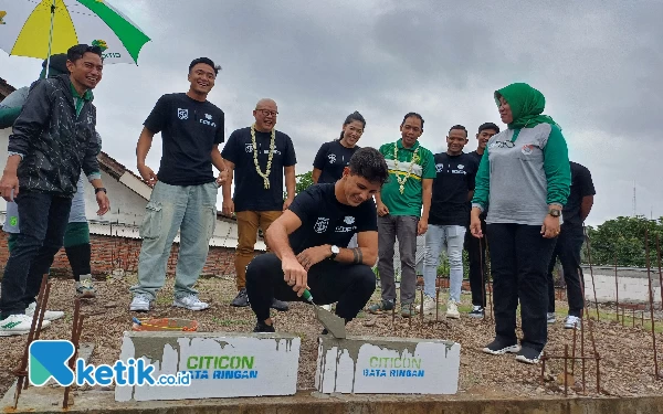 Thumbnail Berita - Pemain Persebaya Bruno Moureira Mendadak Pegang Semen dan Batu Bata, Ada Apa ya?