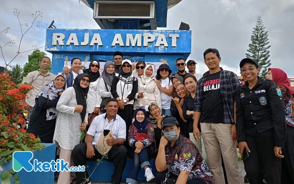 Rekatkan Kebersamaan, Civitas SMKN 2 Raja Ampat Gelar Aksi Pembagian Takjil di Waisai