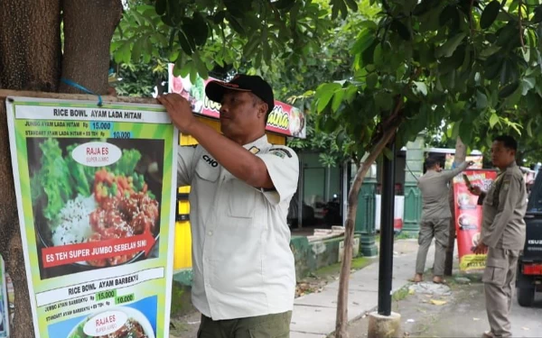 Thumbnail Satpol PP Kota Madiun Tertibkan Reklame Langgar Aturan